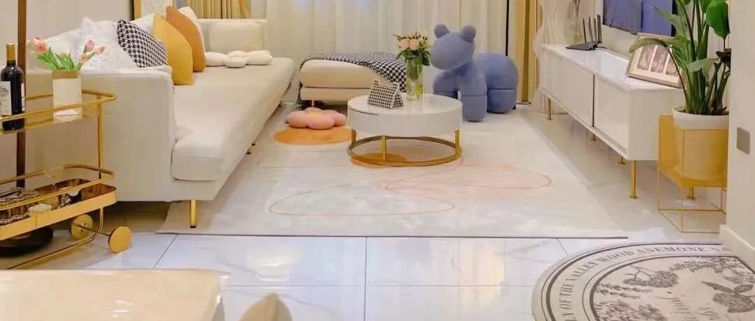 她家新房72平米，进门就让人眼前一亮，尤其是电视墙，太漂亮了