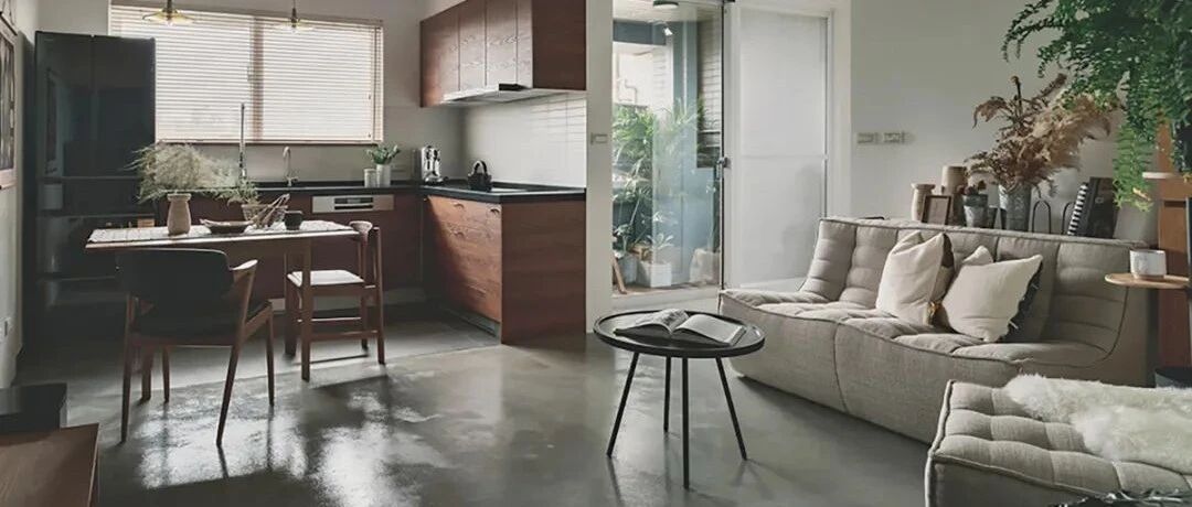 64㎡二人居，低彩配色+老家具，独立的一房一卫符合他们期盼的生活场景