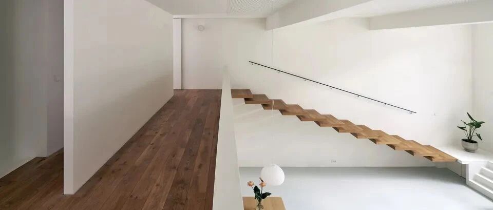 运动馆改成的公寓，极简白+原木，加盖一层阁楼，好看得不像话