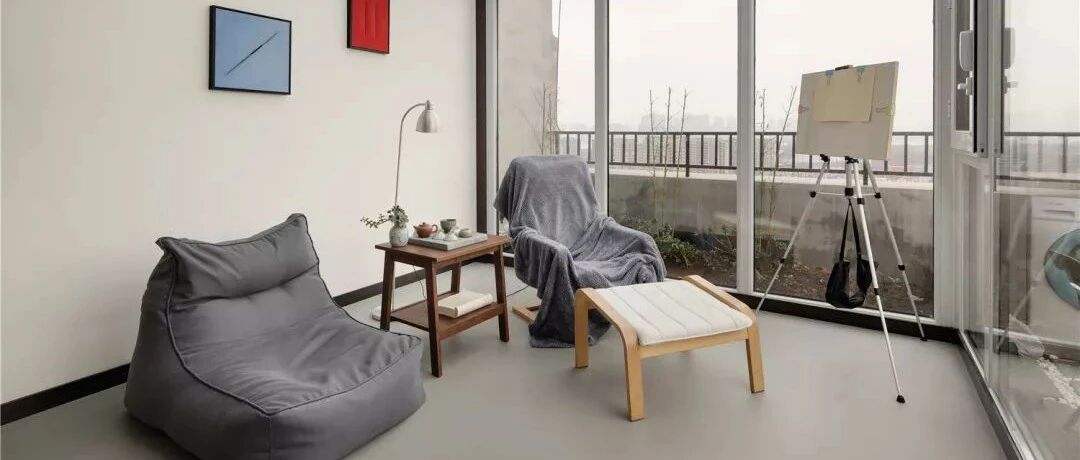 147平的简约复式大宅，软装和硬装都选择简单的，看着太舒心