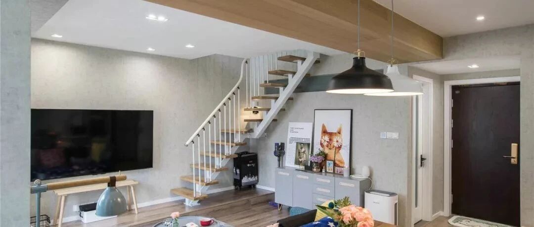 83㎡小户型复式楼，一楼做开放式布局，看起来好大