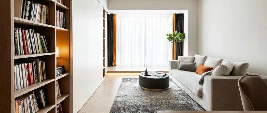 夫妻买下80㎡小两居，榻榻米、中岛轻食区+整墙书柜..极简又温馨!