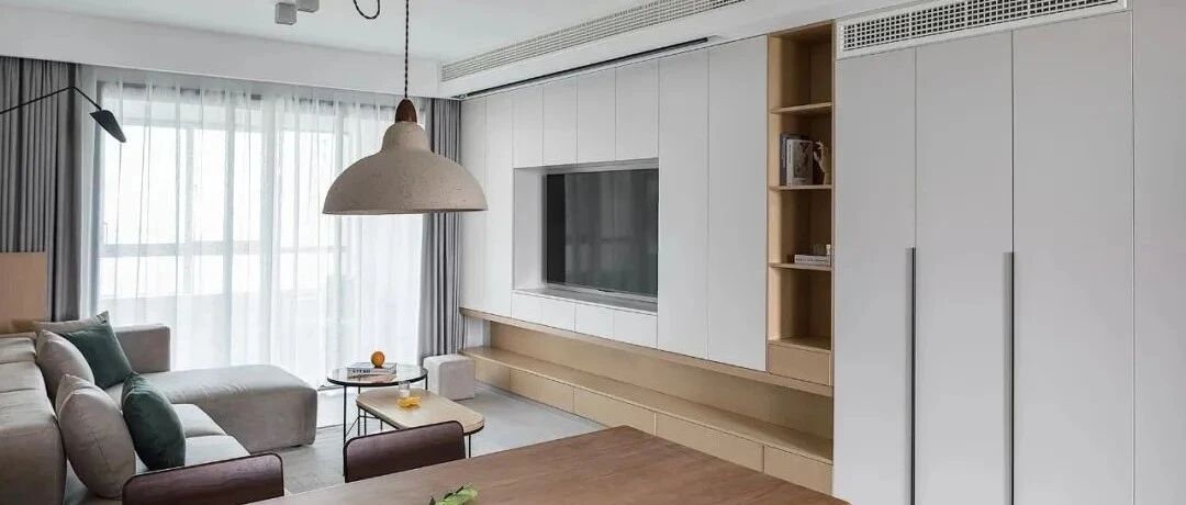 108㎡现代简约婚房，客厅整墙收纳柜，原木设计非常舒适！