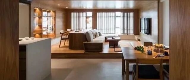 这对年轻夫妻的家，全屋禅意风，客厅15公分地台打造成“房中房”