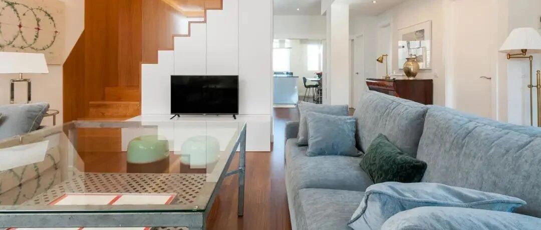 146㎡顶复式，上下2层住五口人，实景高级，楼梯还能当电视墙