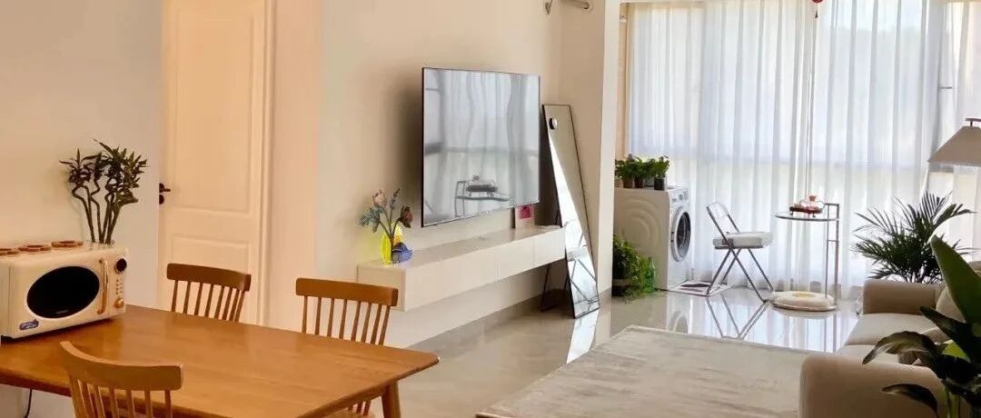 她家82平米，全屋不吊顶，简洁又大方，背景墙只刷乳胶漆，真明智