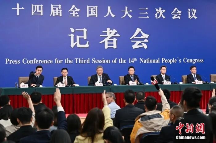 3月6日，十四届全国人大三次会议在北京梅地亚中心新闻发布厅举行记者会，国家发展和改革委员会主任郑栅洁、财政部部长蓝佛安、商务部部长王文涛、中国人民银行行长潘功胜、中国证券监督管理委员会主席吴清就发展改革、财政预算、商务、金融证券等相关问题回答中外记者提问。<a target='_blank' href='/'>中新社</a>记者 陈楚红 摄