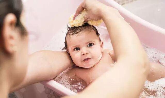 冬天给孩子洗澡，千万不要陷入这几个误区！