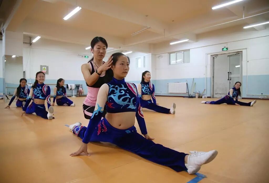 王翠霞老师指导学生进行纵劈腿——健美操技巧性练习李海涛摄 健美操
