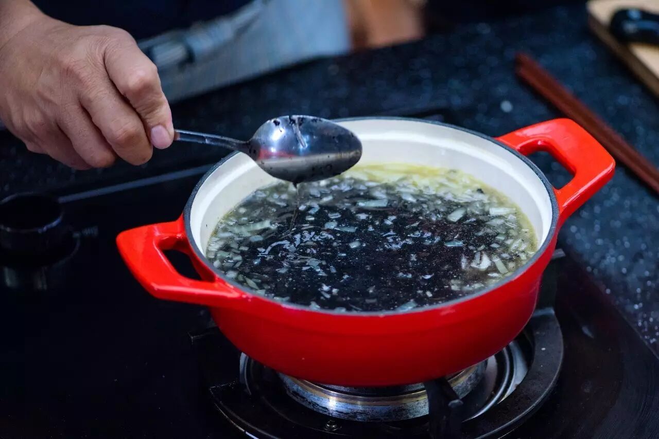 煮墨鱼饭时,1杯米放1匙墨鱼汁.