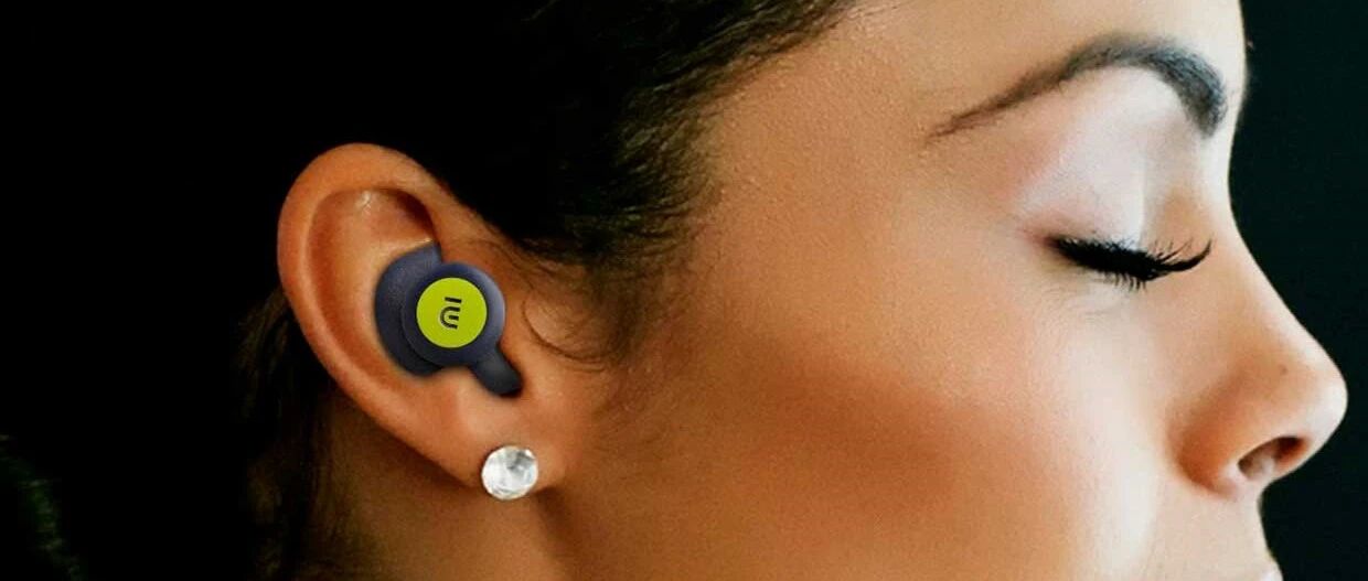 通过耳塞刺激大脑：该技术可以治疗多种疾病