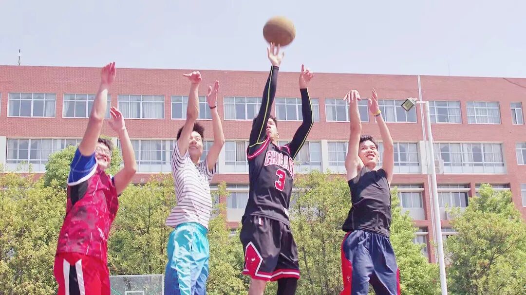 第一批在扬翔智能设施楼房猪场的大学生，已经当上场长了