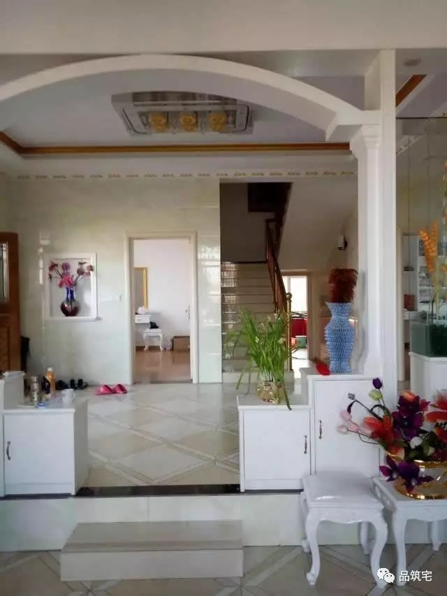 一楼进门是大堂和祖宗牌位,左右三间卧室和客厅,楼梯间进去是厨房和