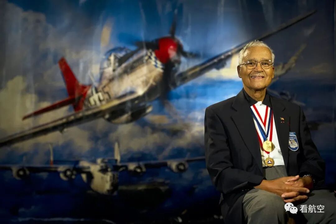 早读 | 美军百岁黑人飞行员去世，他没有等到那一天……的图6
