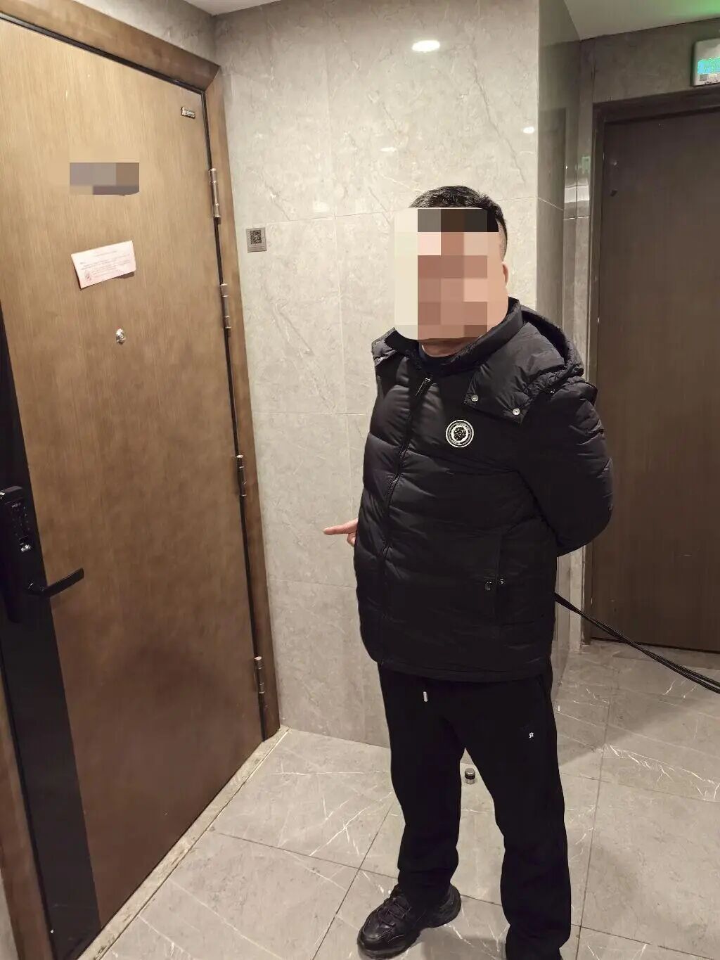 王某指认作案现场