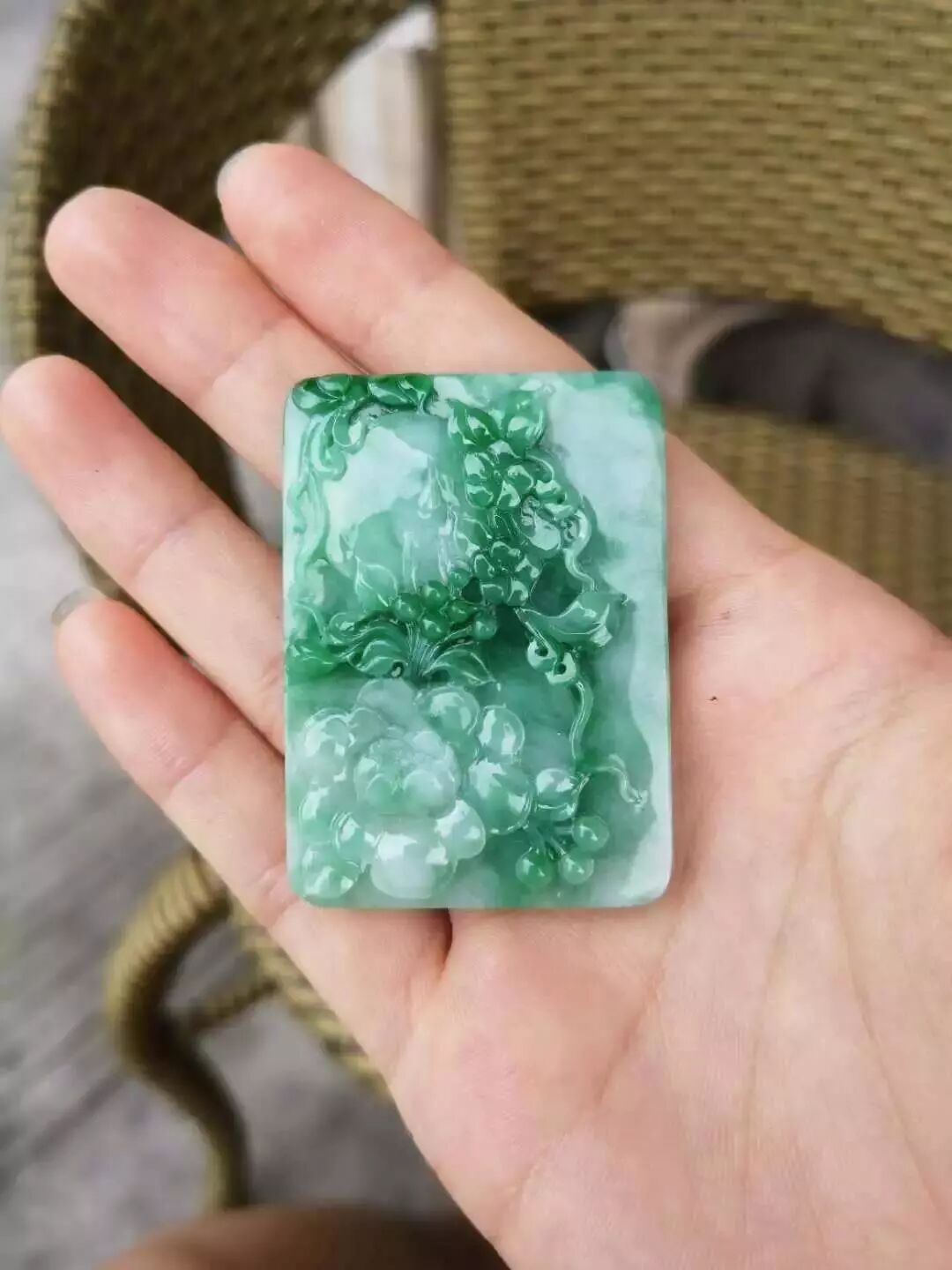 会卡翡翠原石——切开后到底是满色还是满裂，期待着惊喜能出现