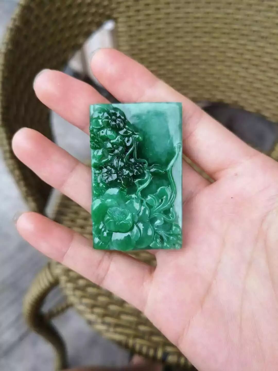 会卡翡翠原石——切开后到底是满色还是满裂，期待着惊喜能出现