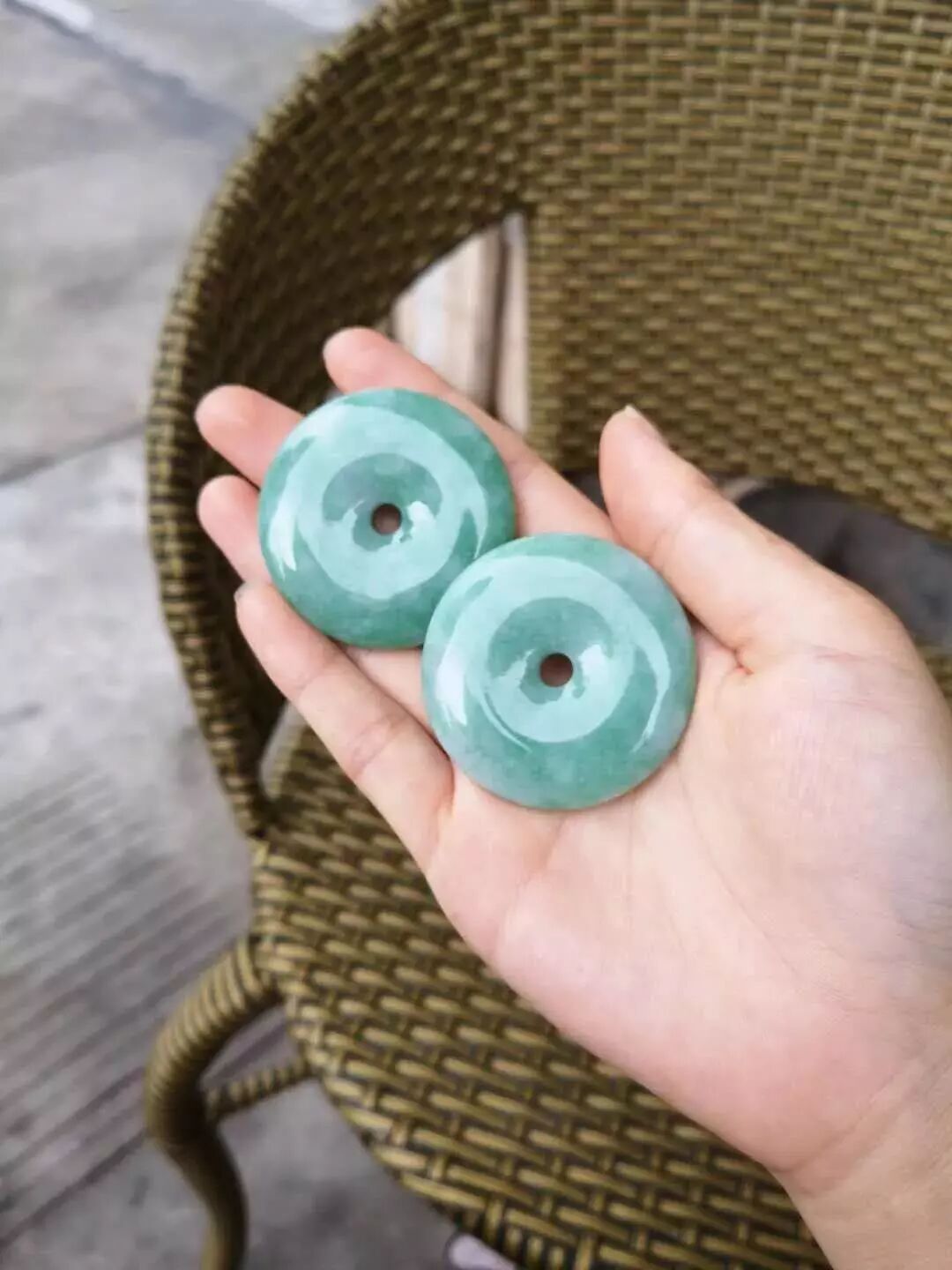 会卡翡翠原石——切开后到底是满色还是满裂，期待着惊喜能出现