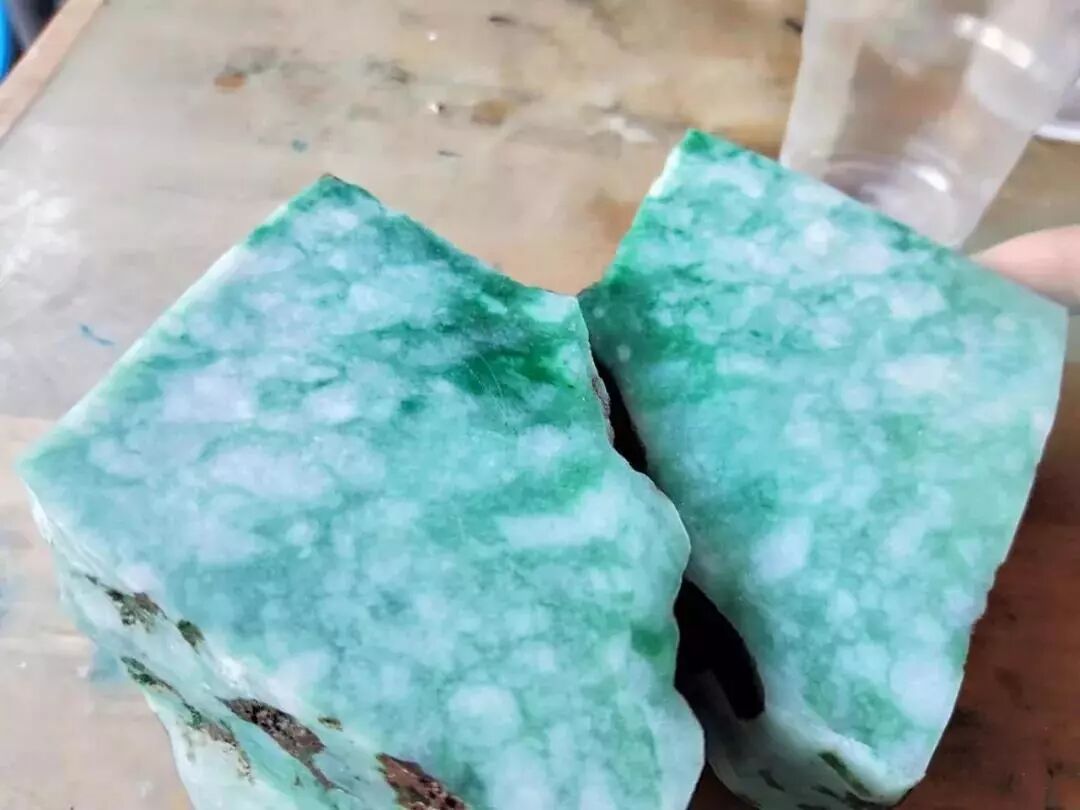 会卡翡翠原石——切开后到底是满色还是满裂，期待着惊喜能出现