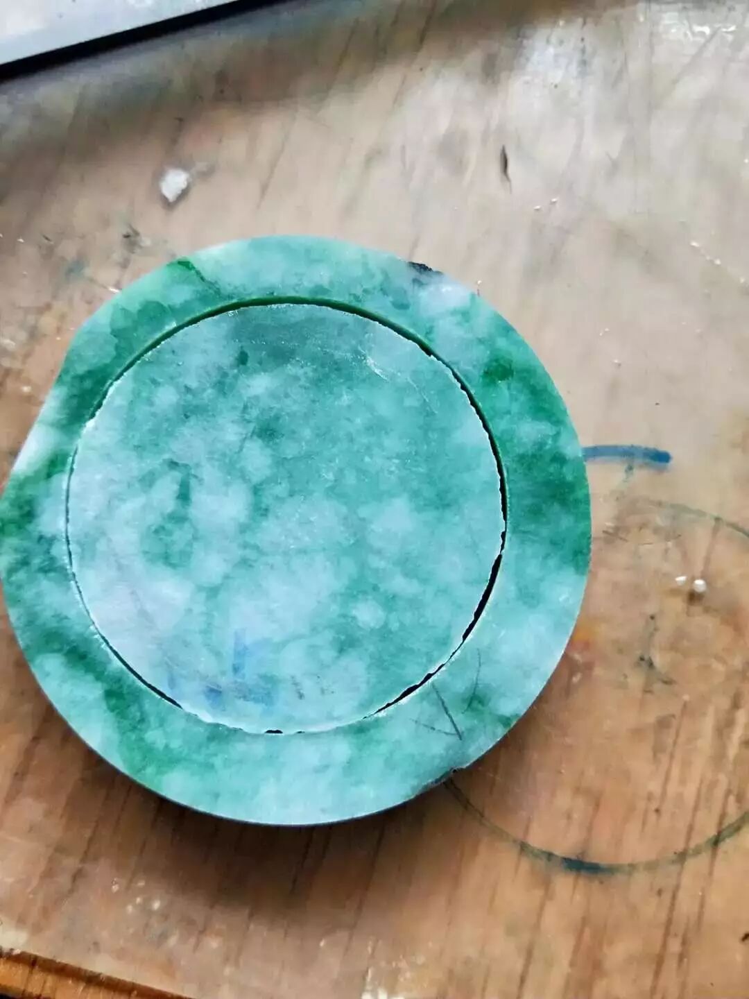 会卡翡翠原石——切开后到底是满色还是满裂，期待着惊喜能出现