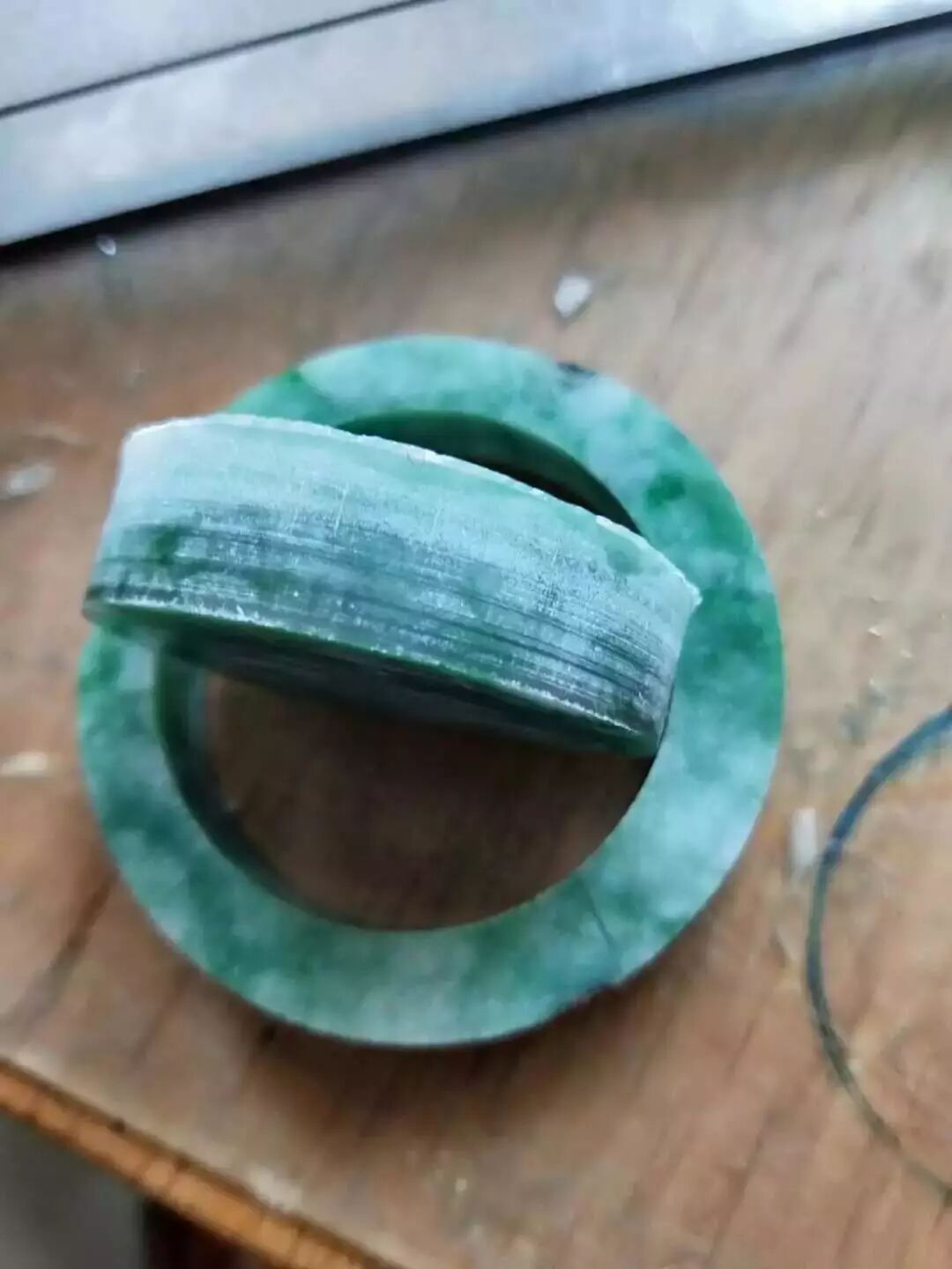 会卡翡翠原石——切开后到底是满色还是满裂，期待着惊喜能出现