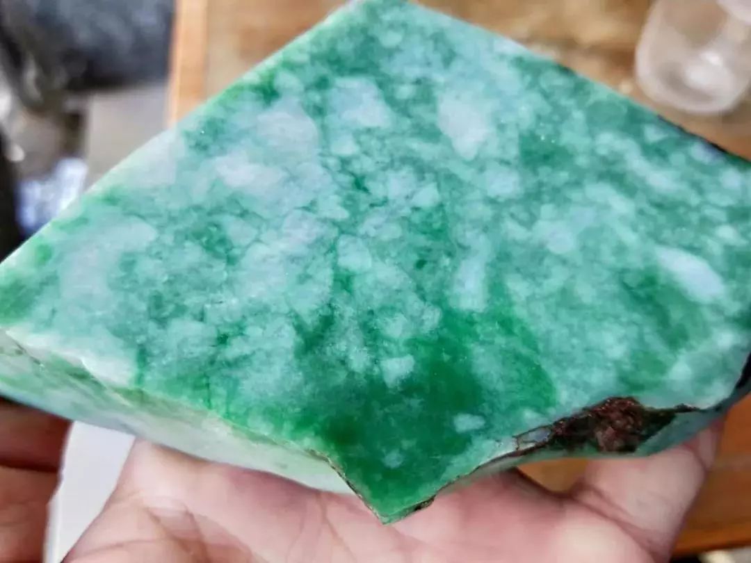 会卡翡翠原石——切开后到底是满色还是满裂，期待着惊喜能出现