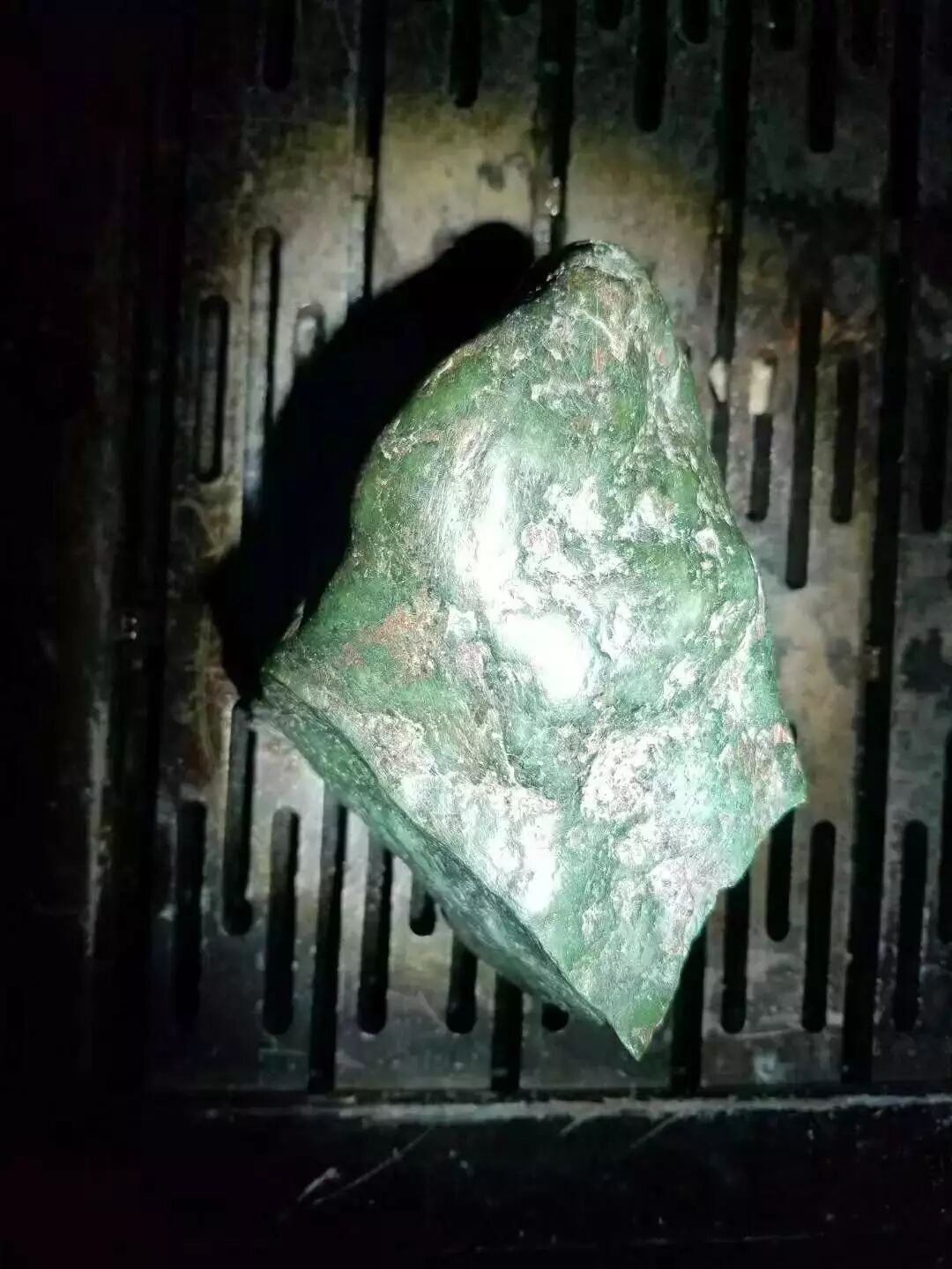 会卡翡翠原石——切开后到底是满色还是满裂，期待着惊喜能出现