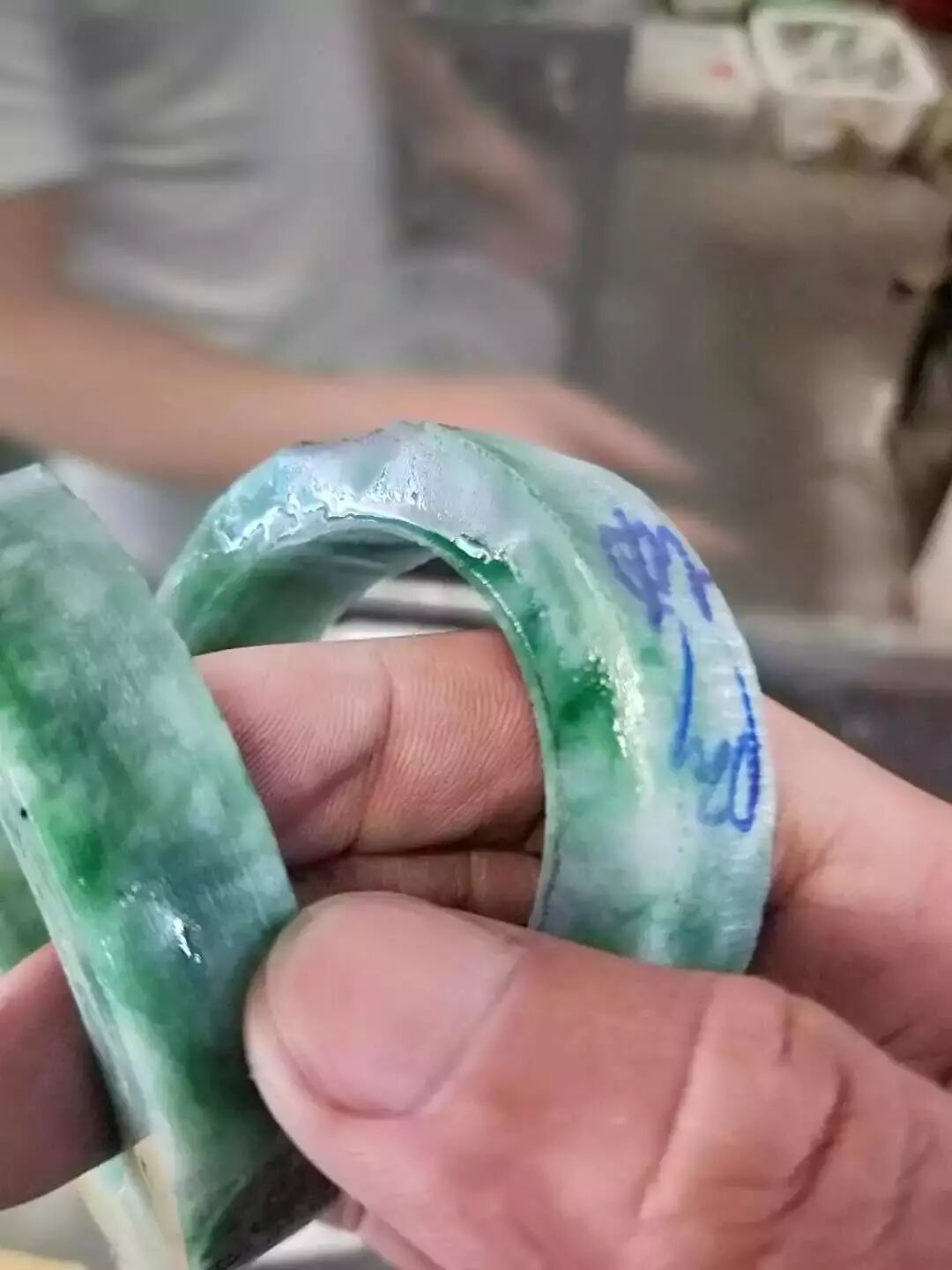 会卡翡翠原石——切开后到底是满色还是满裂，期待着惊喜能出现