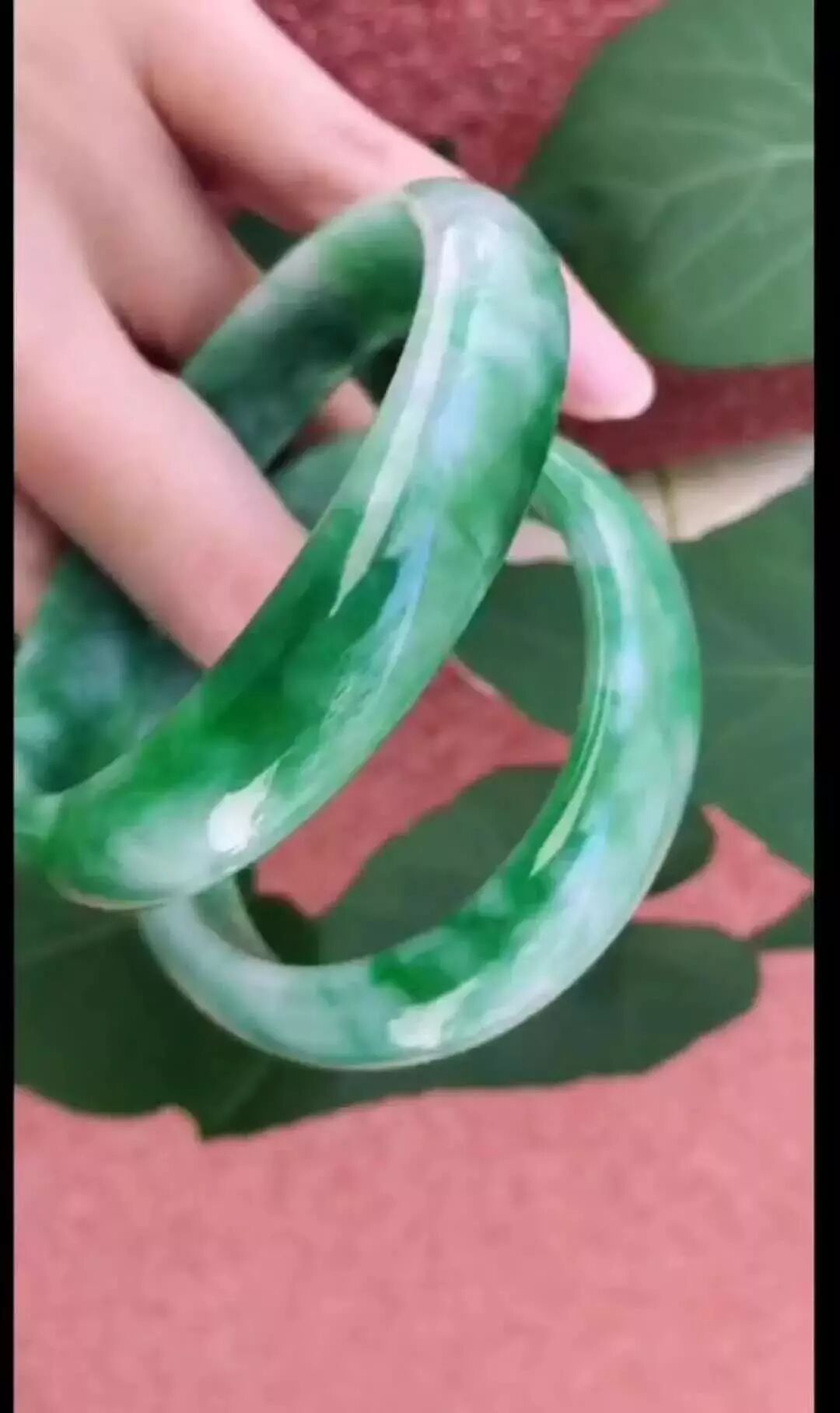 会卡翡翠原石——切开后到底是满色还是满裂，期待着惊喜能出现