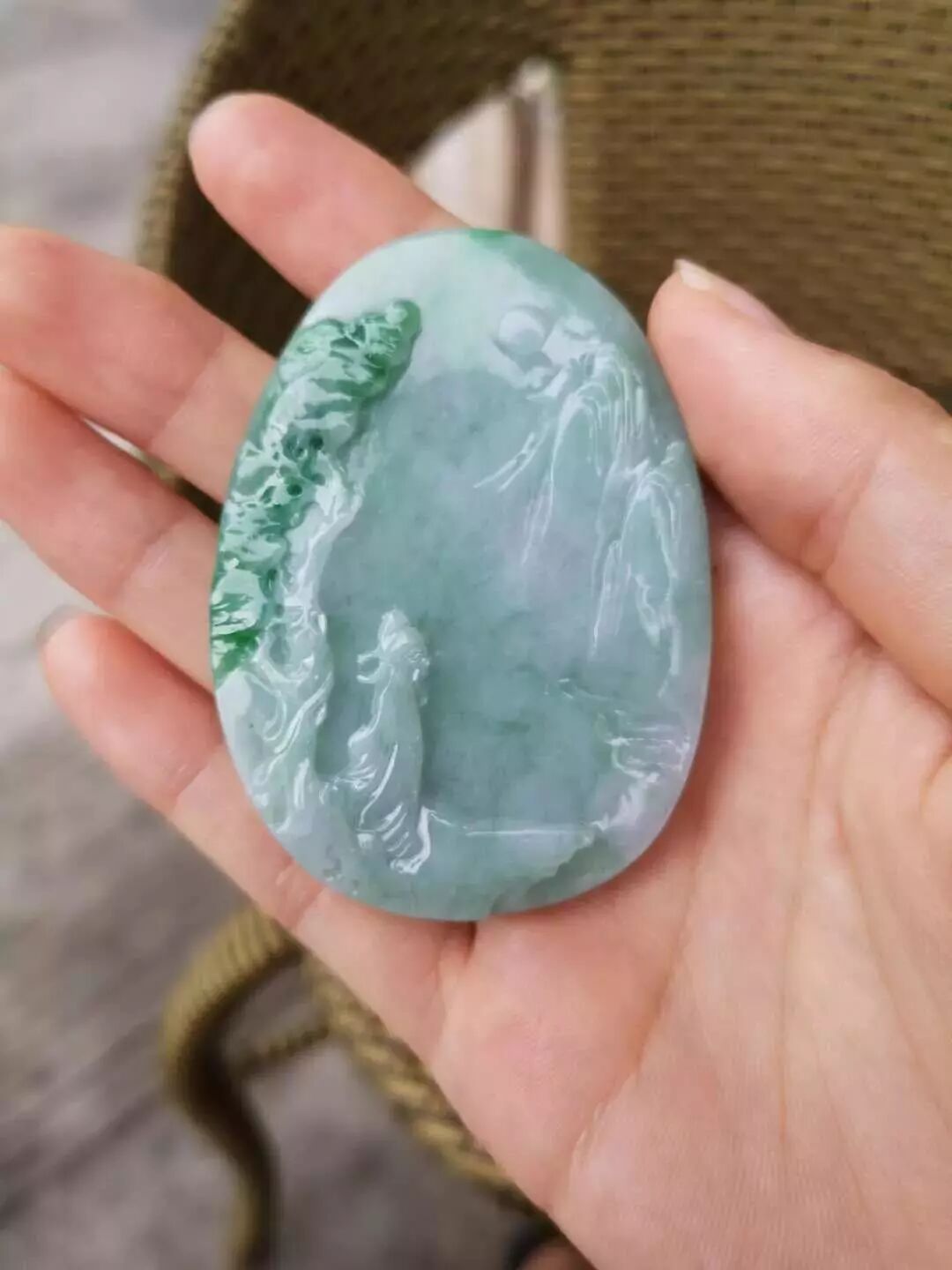 会卡翡翠原石——切开后到底是满色还是满裂，期待着惊喜能出现