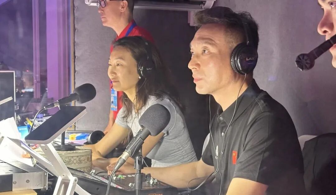 总台主持人康辉、李梓萌播报中