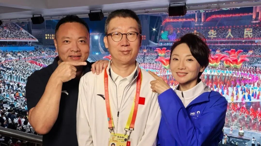 团队合照，图中为电视转播撰稿李涛