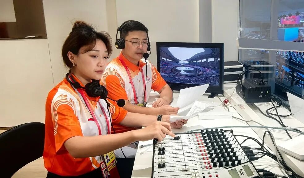 总台主持人婉莹（左）、尹麒（右）