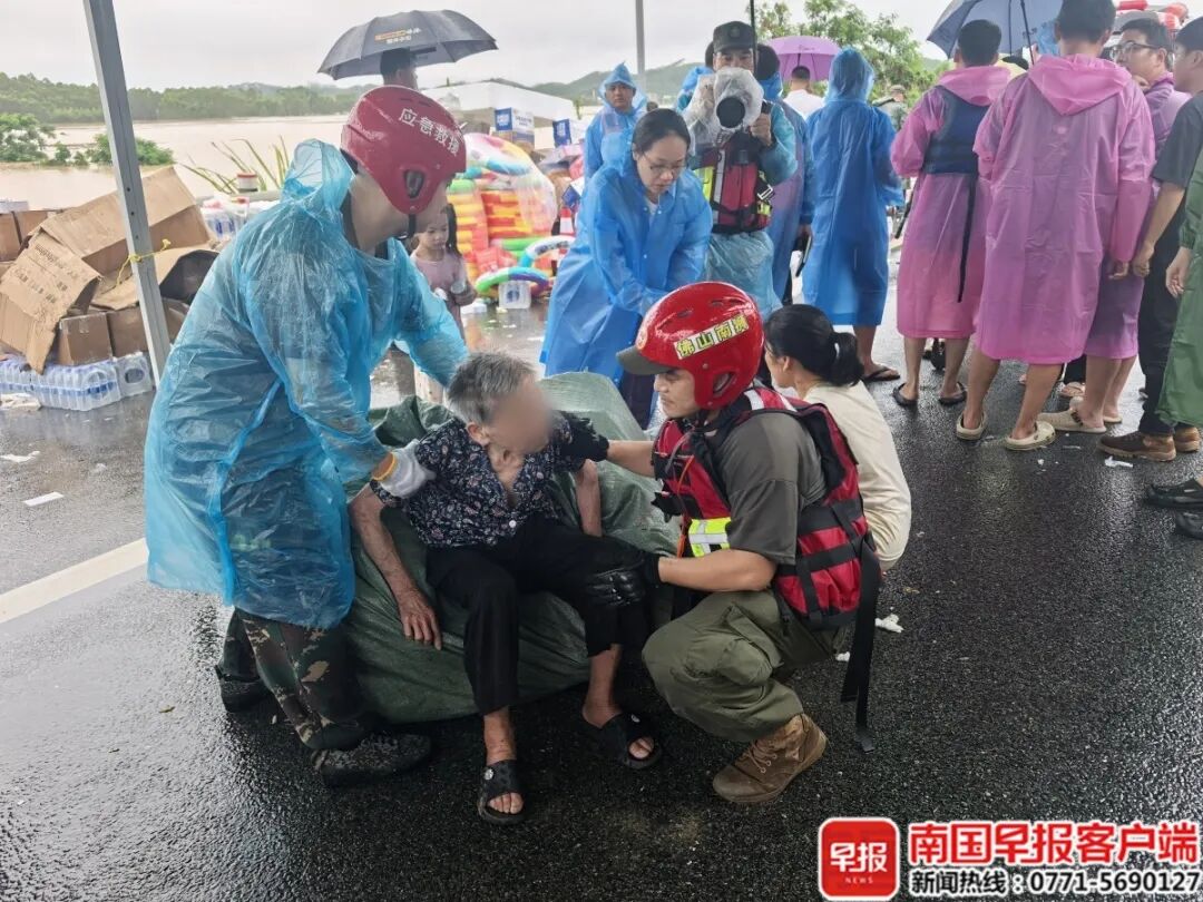 救援队员成功营救一名80多岁的老人。