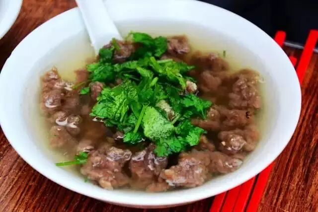 把猪肉或牛肉切成薄片,加上地瓜粉,精盐揉搓均匀,汆入沸水,加佐料熬煮