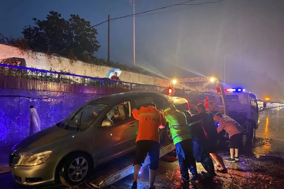 暴雨袭来唯有坚守鹤壁挺住鹤城平安