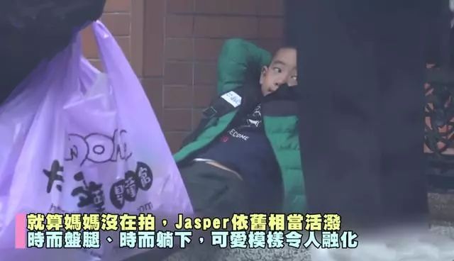 陳小春接兒子放學，Jasper被托著脖子快速走好被動，渺小又無助 娛樂 第10張