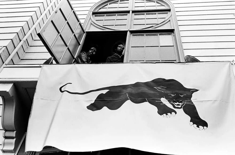 作为被压迫最深的群体，黑人群体曾经是20世纪六七十年代美国革命政治的主要参与者，反种族主义运动曾经是美国社会主义运动的有机组成部分。但是在20世纪80年代以后，伴随着社会主义运动的退潮以及身份政治的兴起，反种族主义运动逐渐与社会主义运动割裂开来，并被以民主党为代表的美国主流政治所驯化和收编，成为南茜·弗雷泽(Nancy Fraser)所说的“进步新自由主义”的一部分