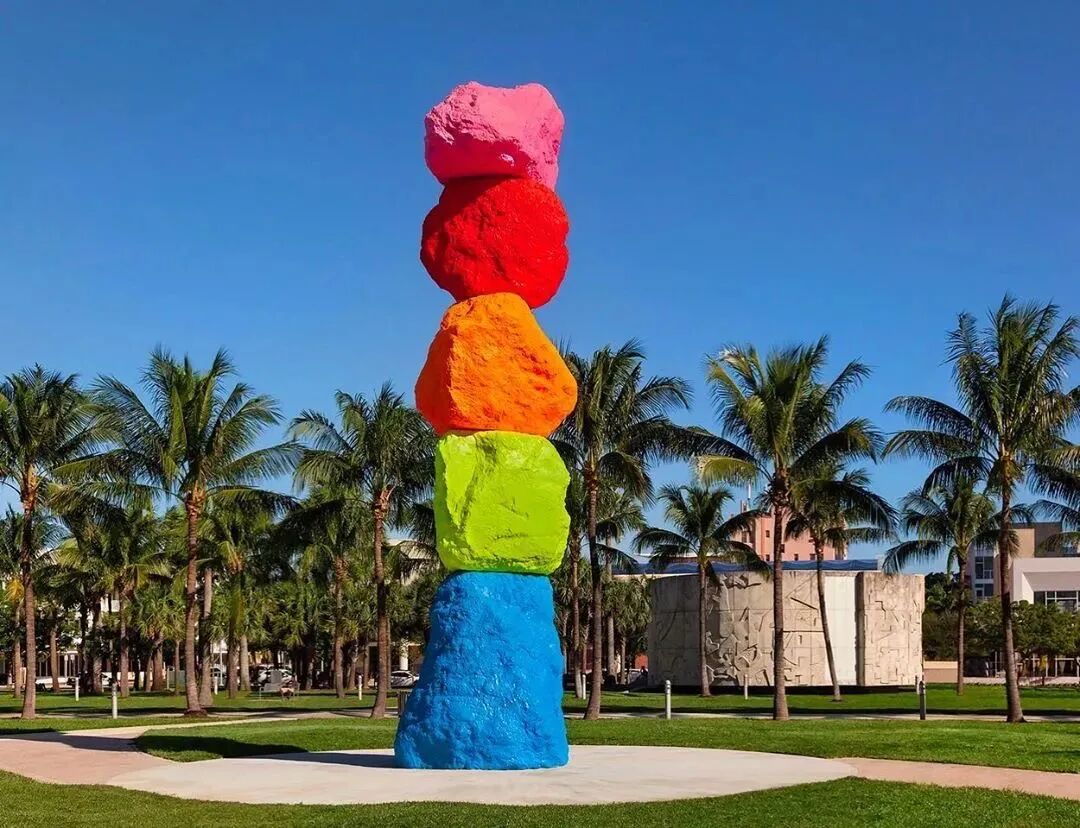 艺术家ugorondinone雕塑装置与彩虹的孤独岛屿