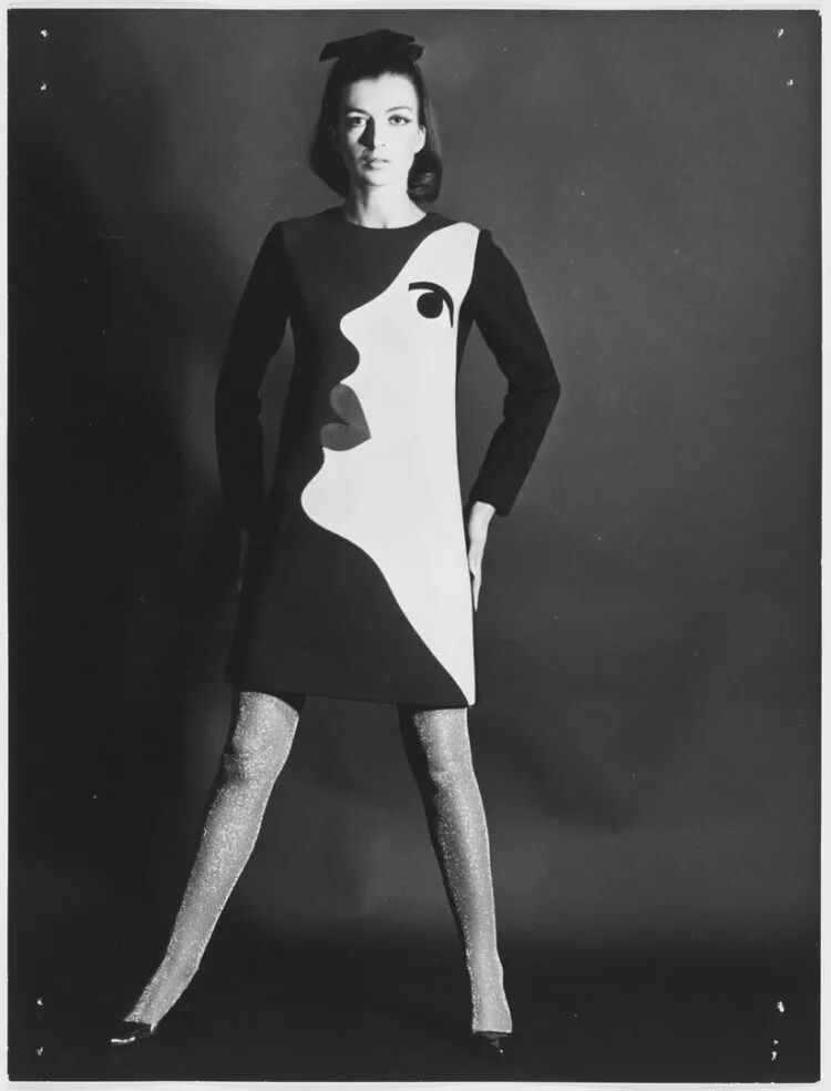 至60年代,设计师伊夫·圣罗兰推出了受波普艺术家汤姆·韦塞尔曼(tom