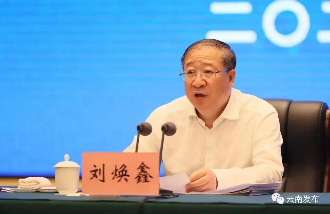 中央决定：免去中候补这一职务，由他接任