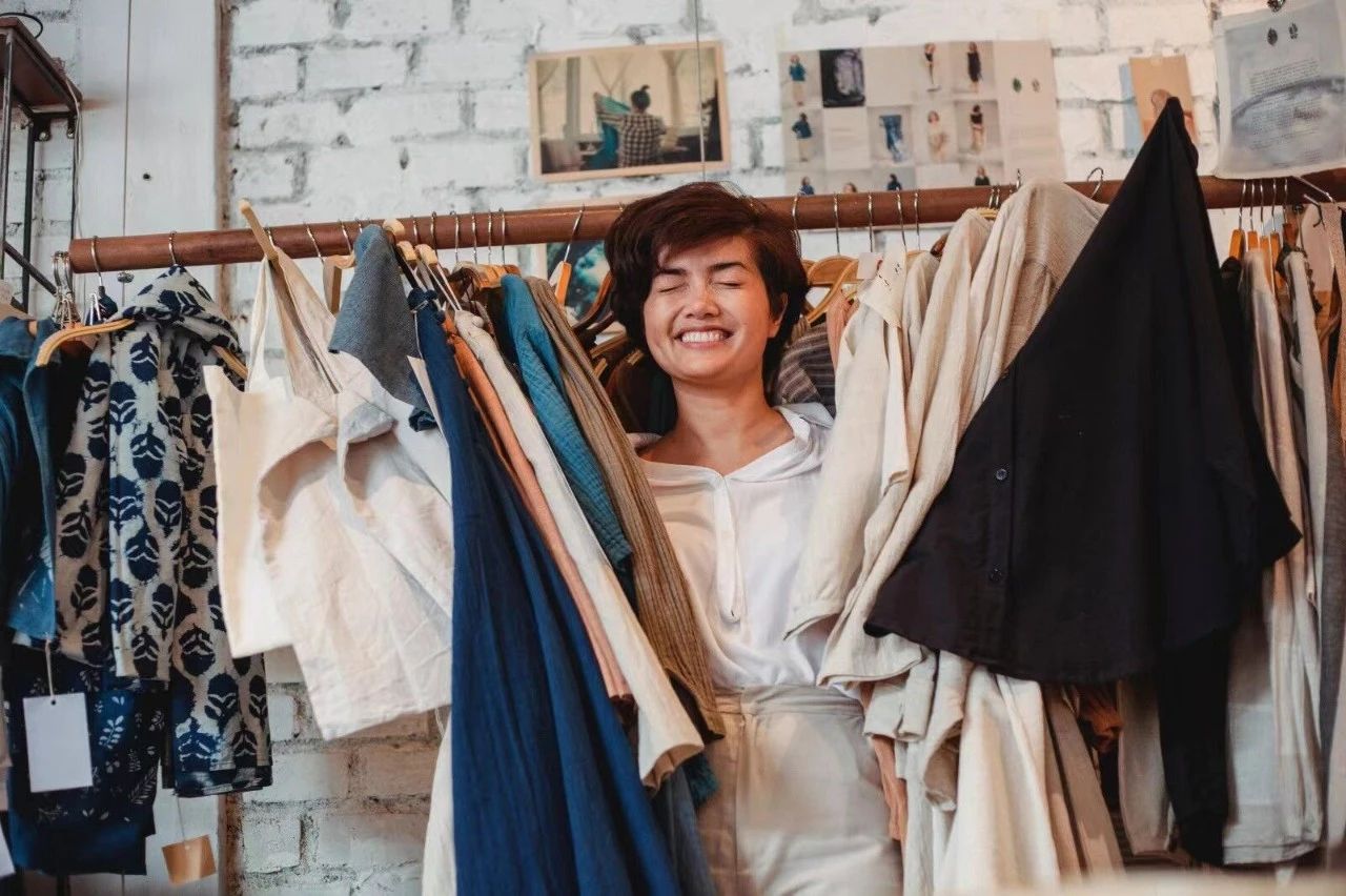 商场里卖不掉的衣服都去了哪里？有了这个渠道后...30元买一堆！！