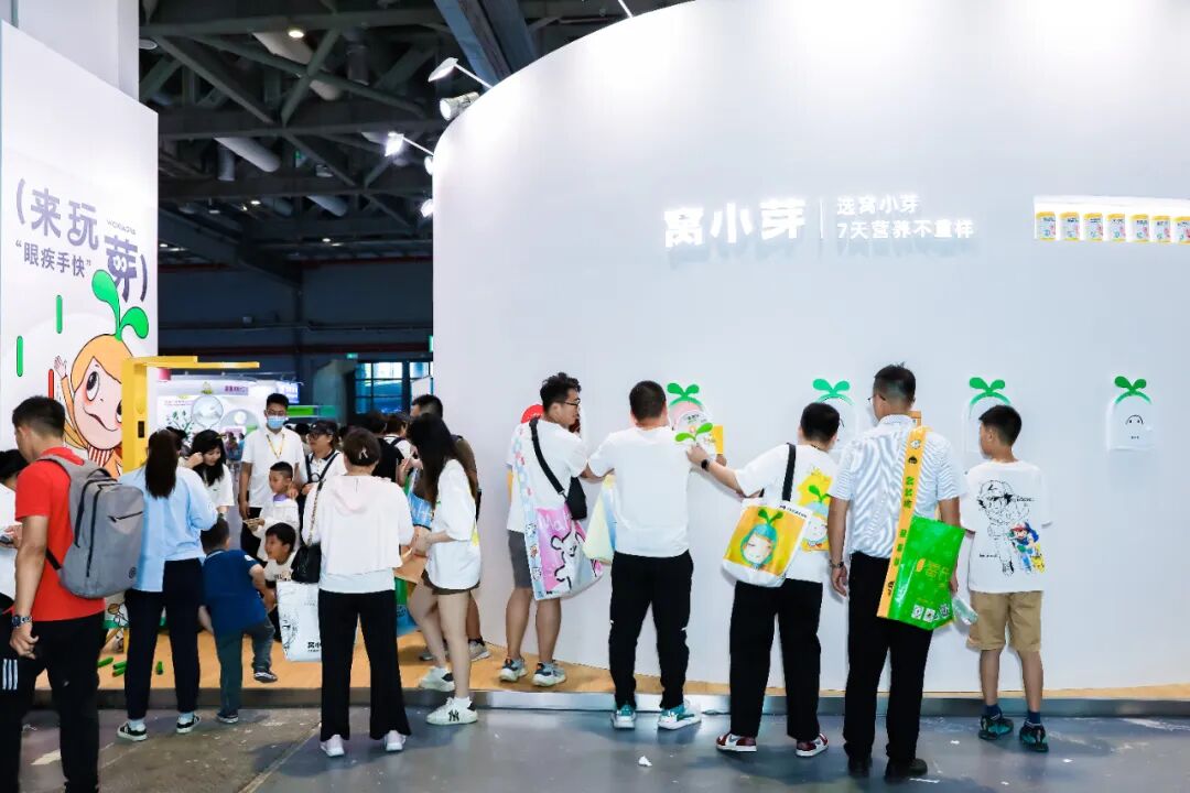 窝小芽展位的参观人员络绎不绝