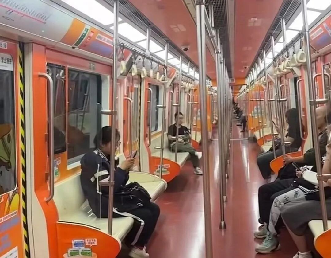 聊聊！地铁整车广告“难看”引争议