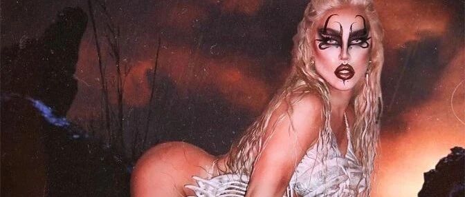 英国明星A macAacuteWhora穿着3D打印的外骨骼服装走上T台