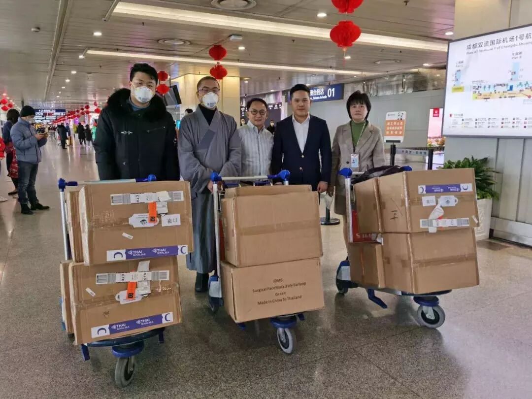 一批批来自世界各地的医疗物资已抵达中国 请记住他们！