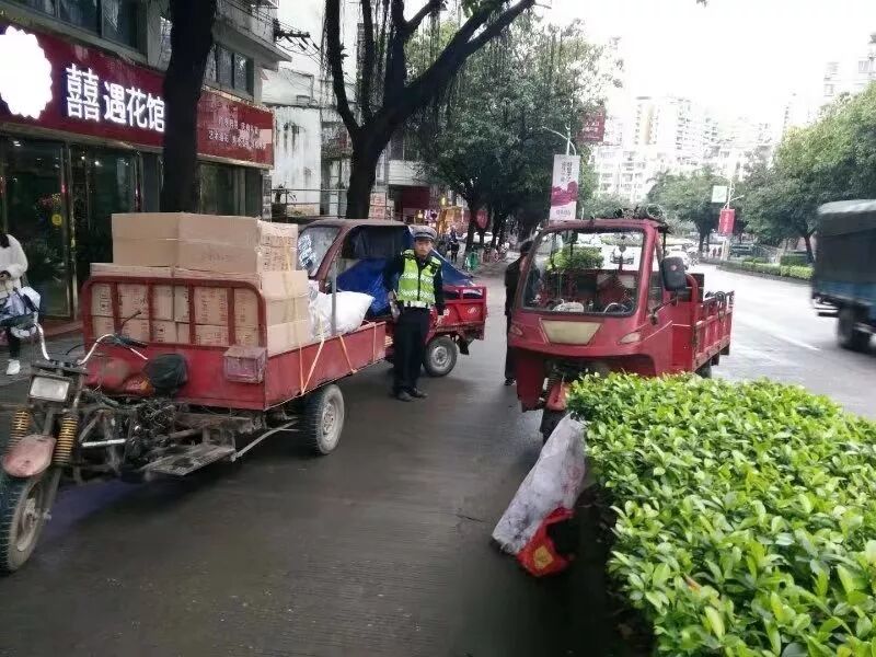 我市公安交警部门持续整治市区内三轮车交通违法行为