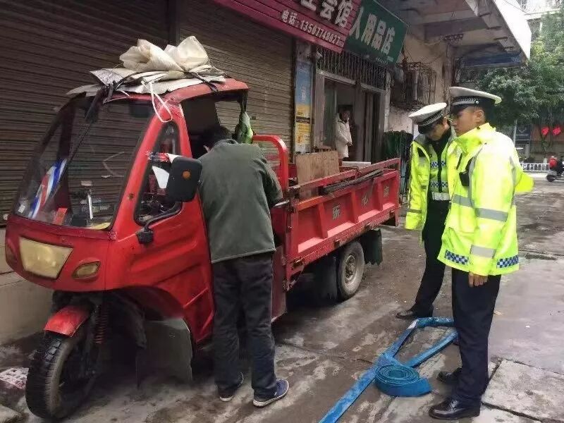 我市公安交警部门持续整治市区内三轮车交通违法行为