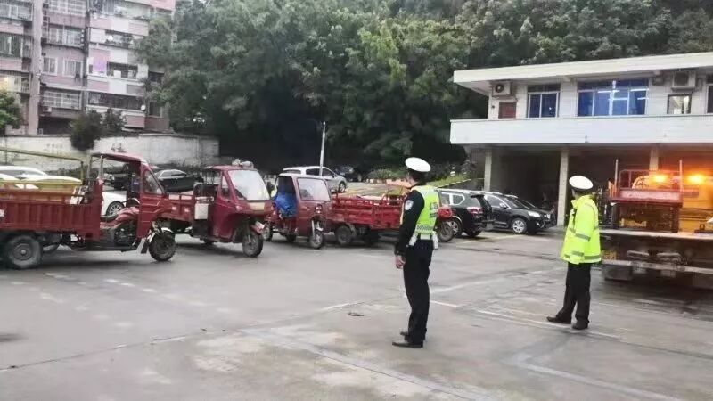 我市公安交警部门持续整治市区内三轮车交通违法行为