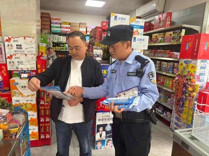 禁毒民警给商户做禁毒宣传